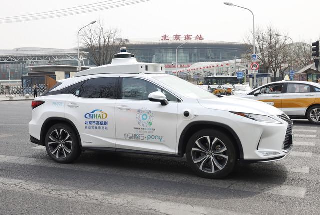 记者体验|自动驾驶“出租车”开进三环内，复杂路况也能驾轻就熟