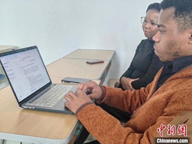 非洲留学生爱上中国AI：解决问题的“万能钥匙”?
