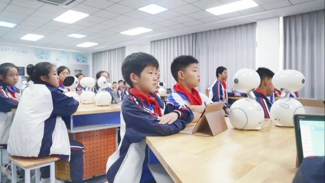 两会定调“人工智能+”扩规模，中国企业如何跑出AI落地加速度？